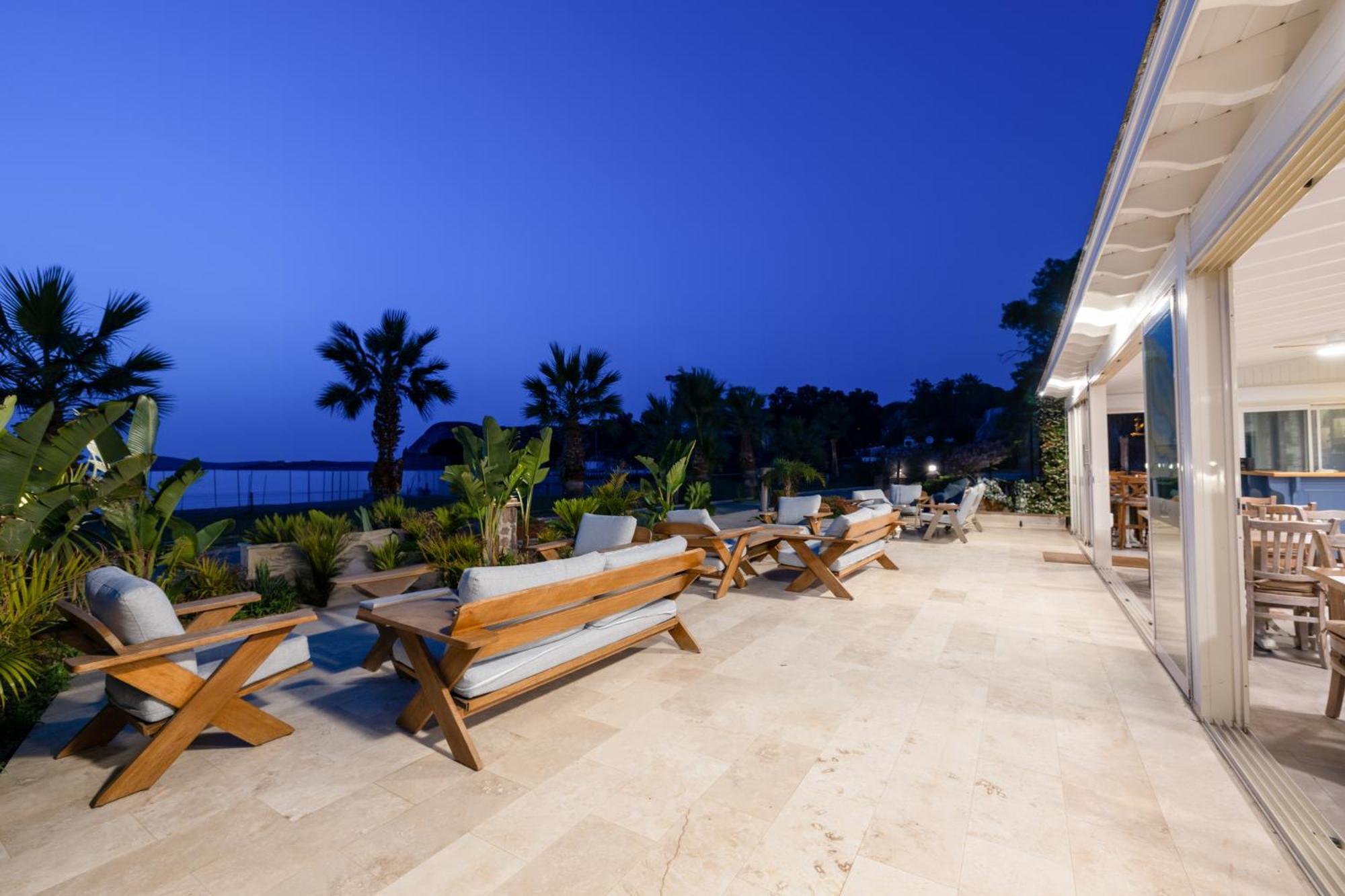 Navalia Hotel Foça Esterno foto