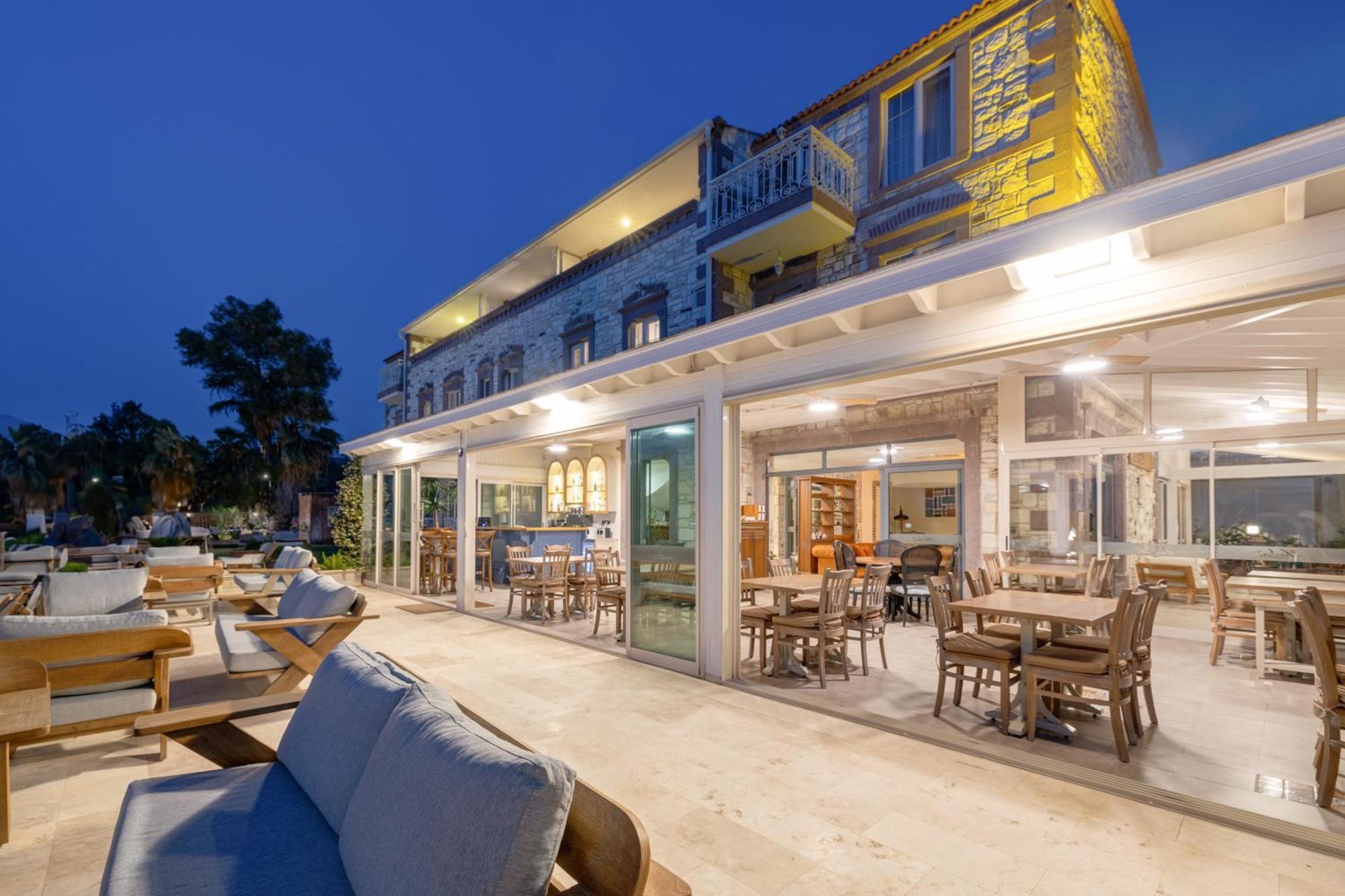 Navalia Hotel Foça Esterno foto