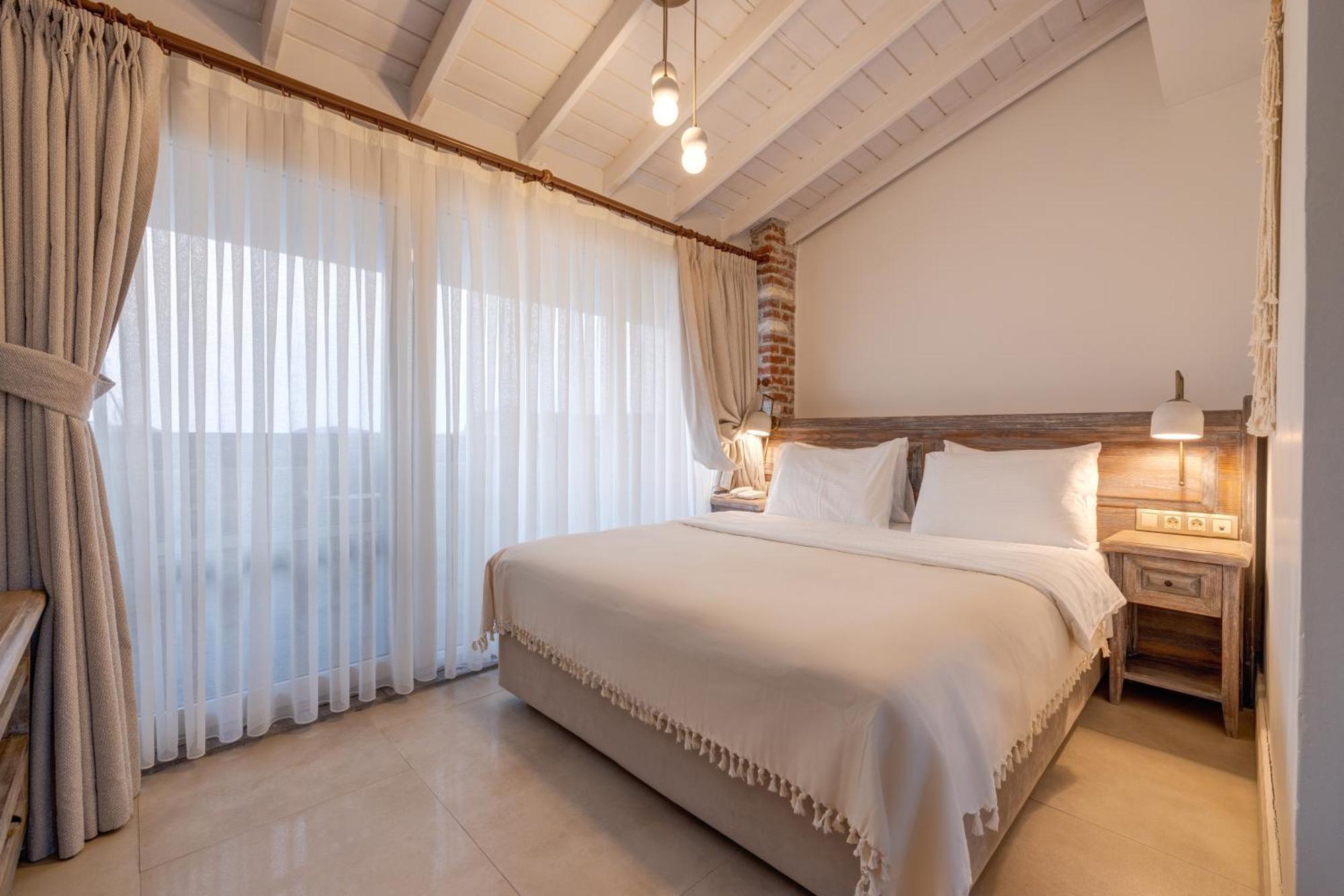 Navalia Hotel Foça Esterno foto