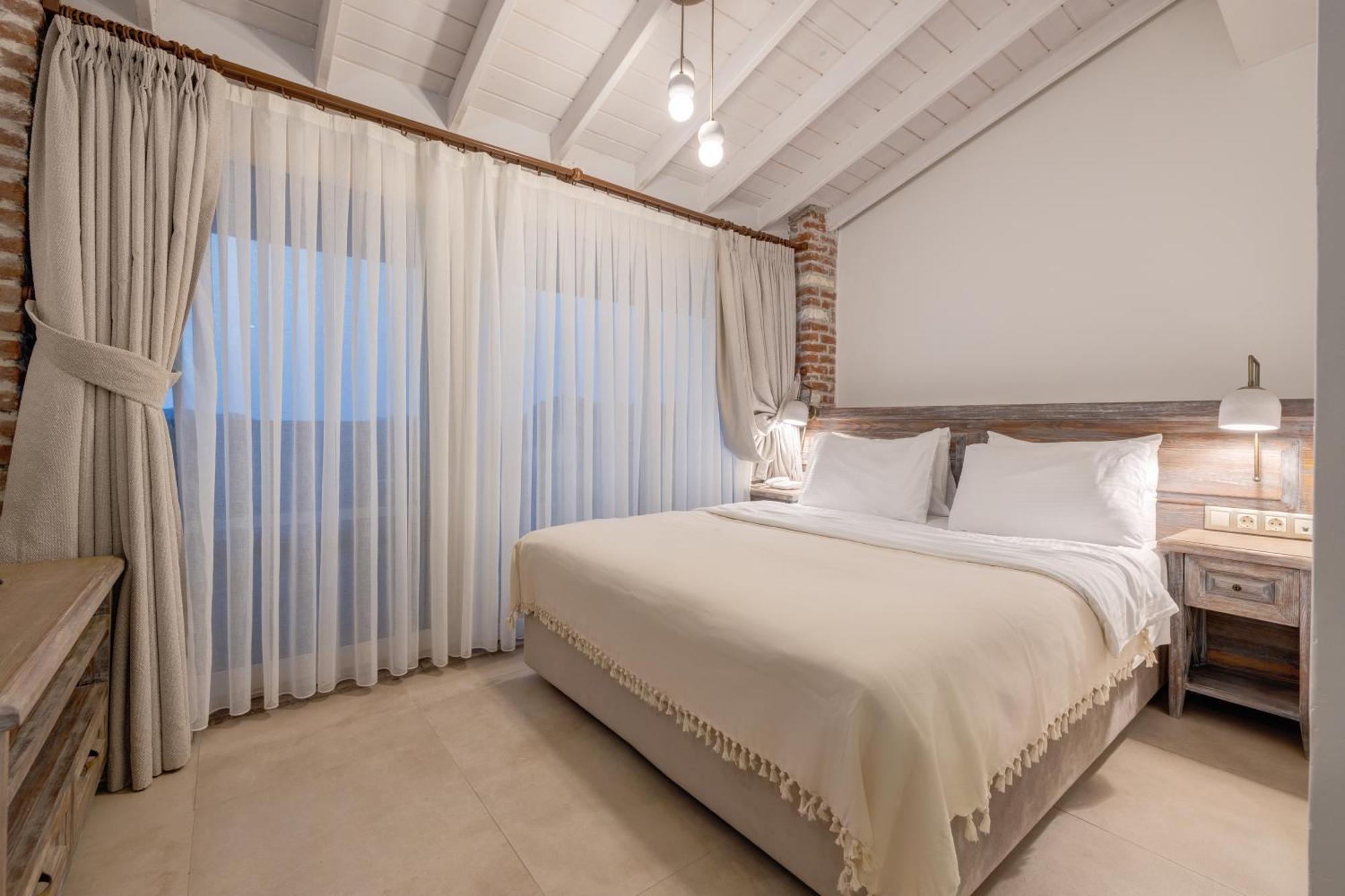 Navalia Hotel Foça Esterno foto