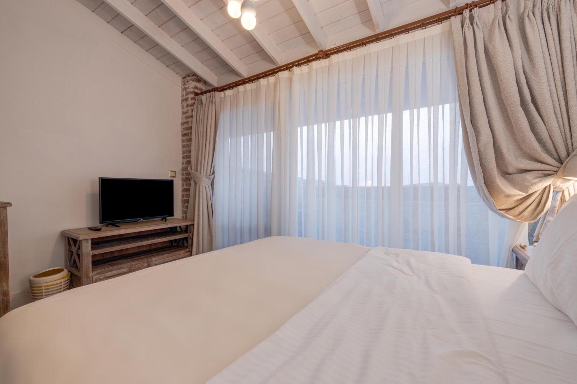 Navalia Hotel Foça Esterno foto