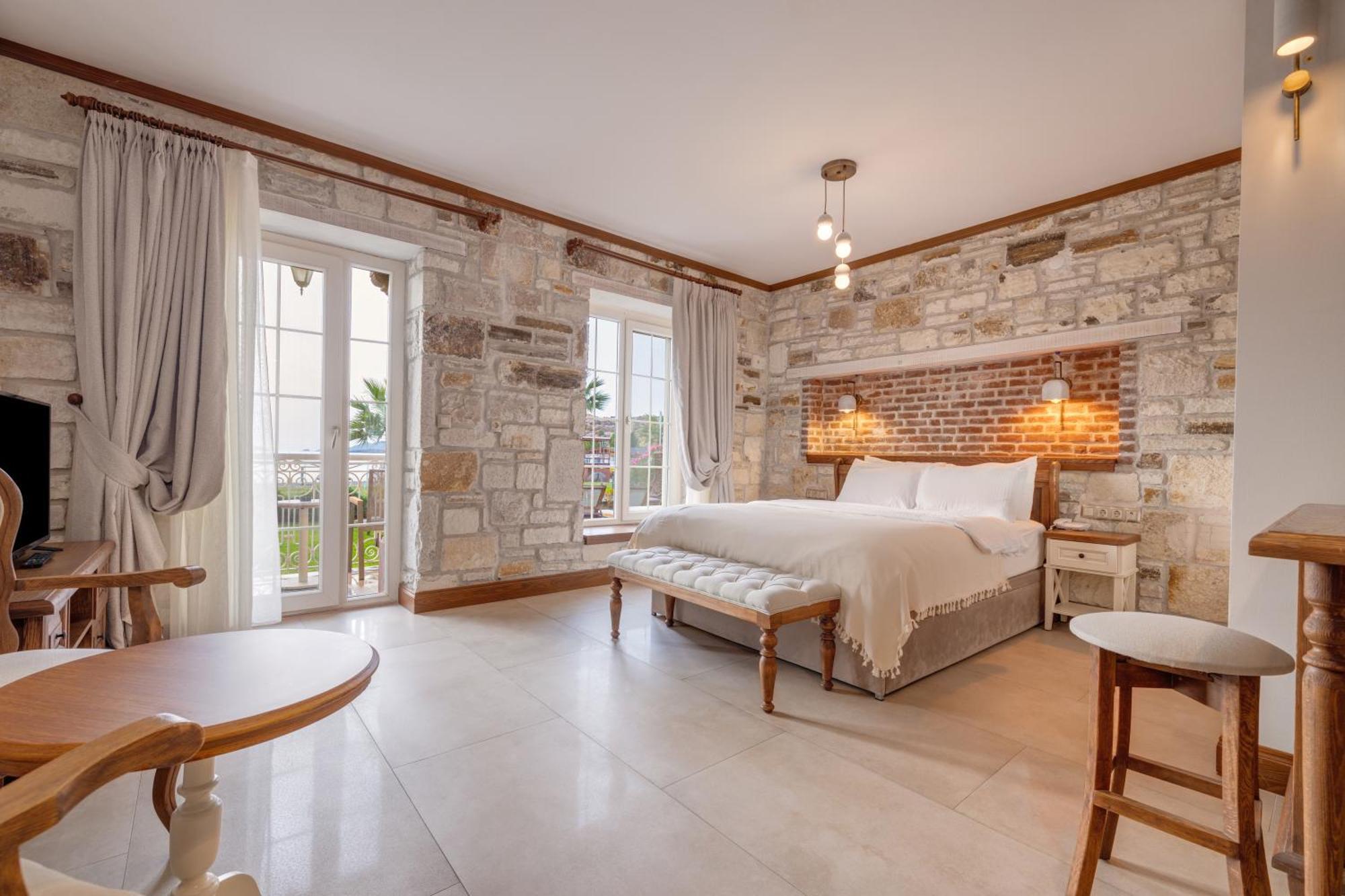 Navalia Hotel Foça Esterno foto