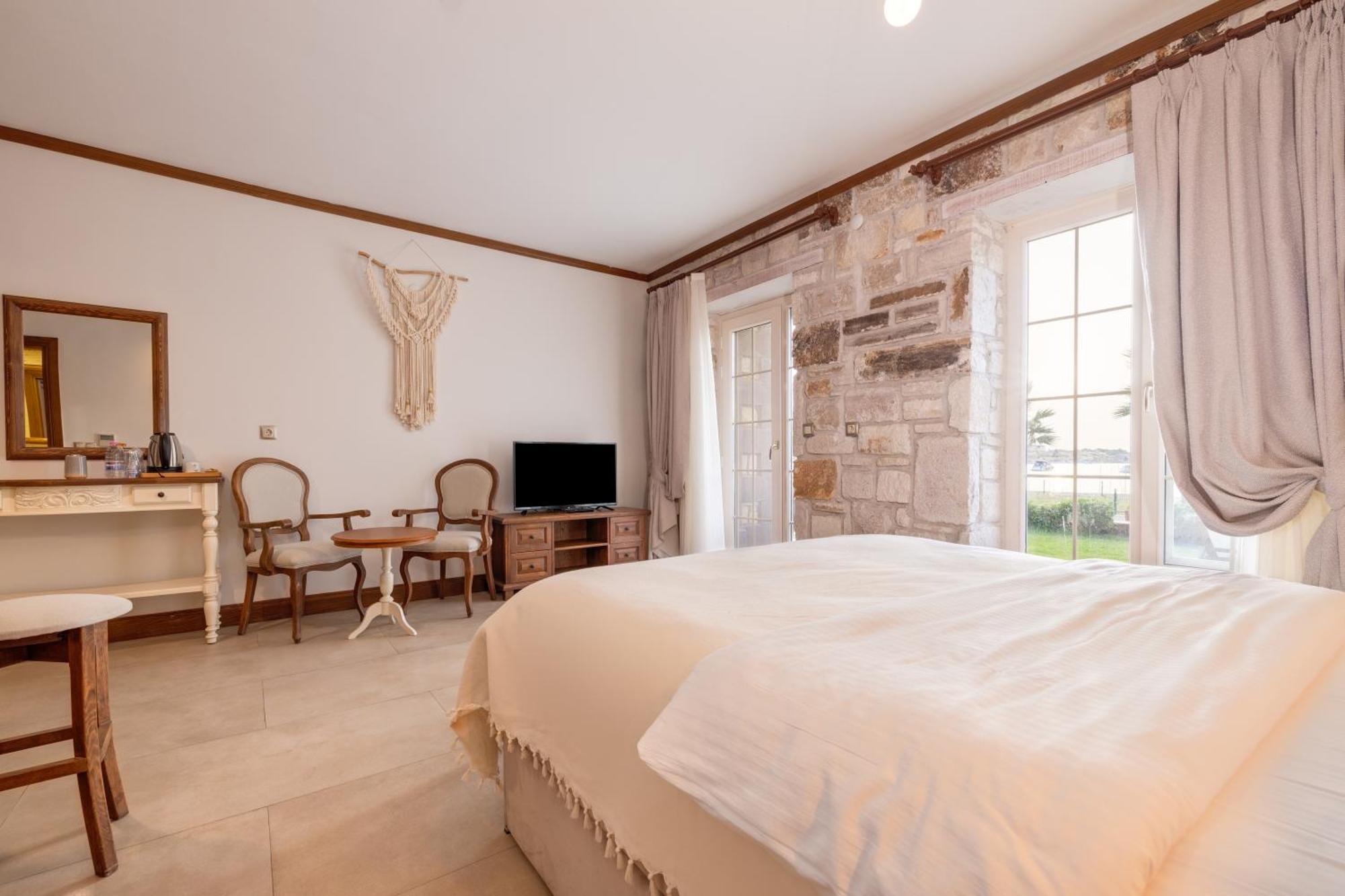 Navalia Hotel Foça Esterno foto