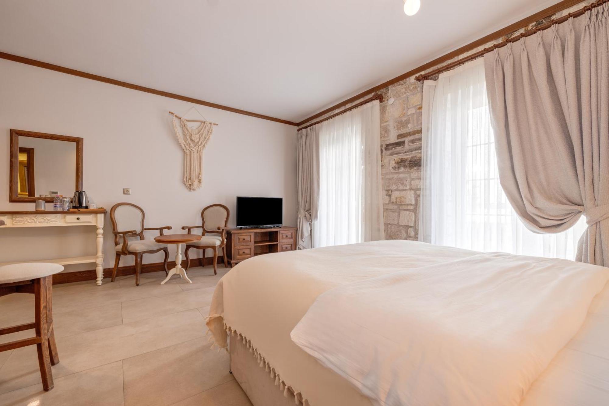 Navalia Hotel Foça Esterno foto