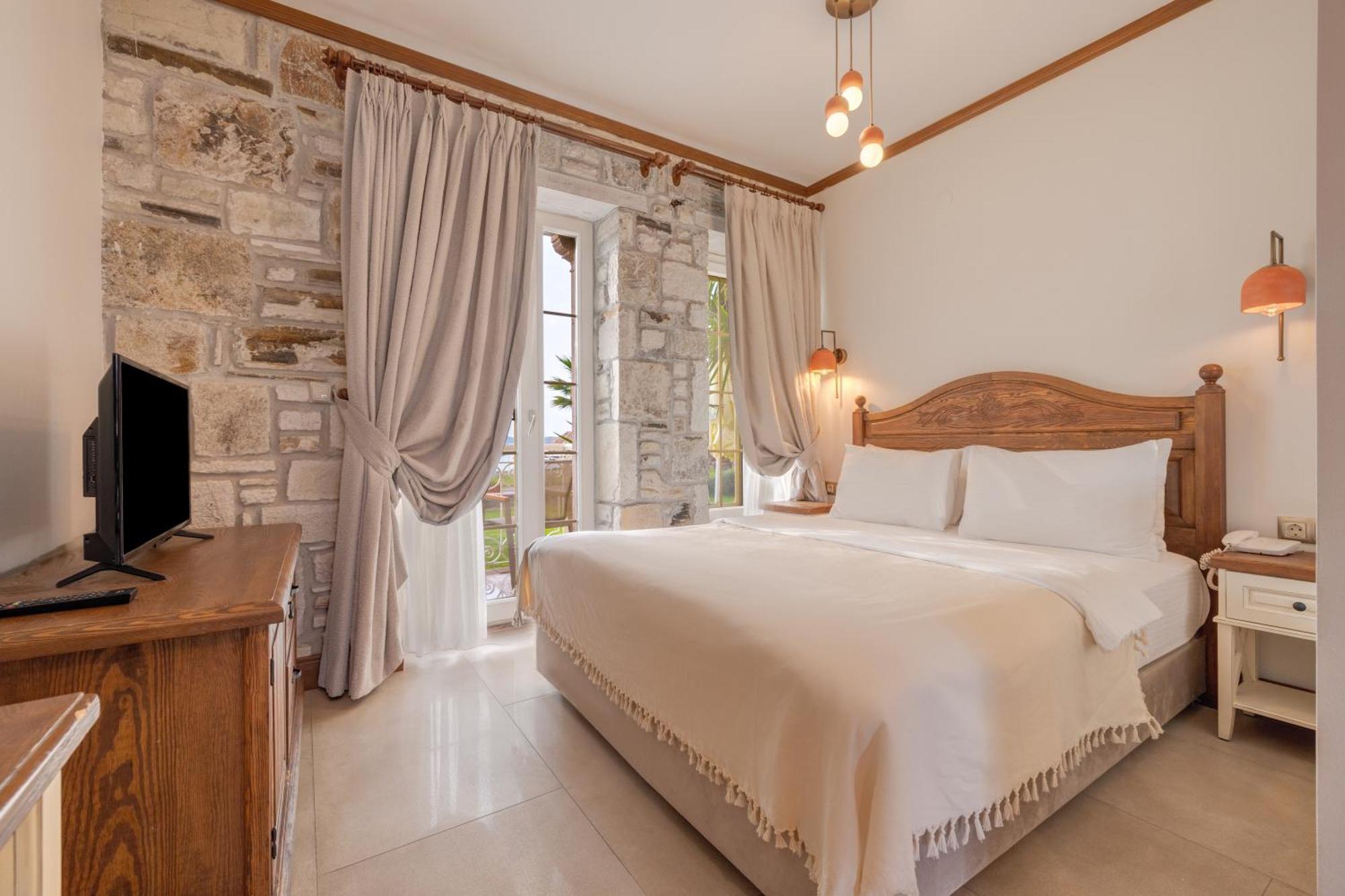 Navalia Hotel Foça Esterno foto
