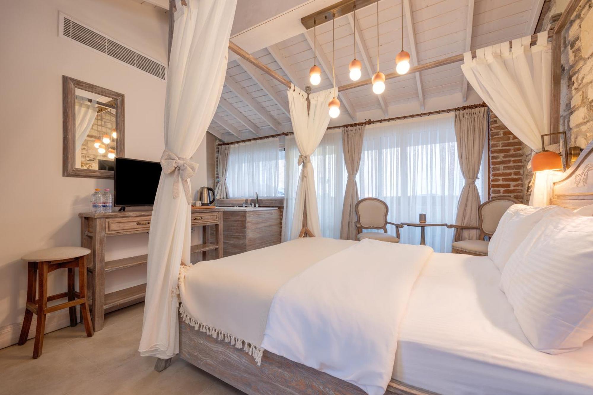 Navalia Hotel Foça Esterno foto