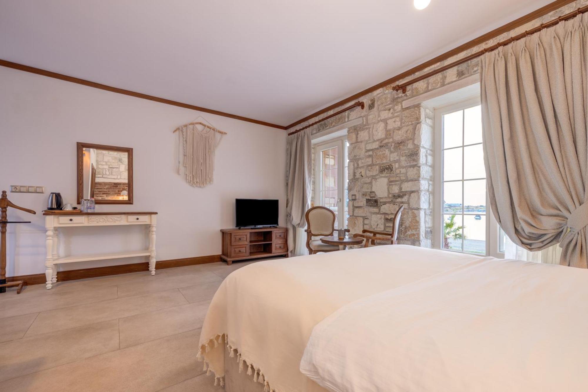 Navalia Hotel Foça Esterno foto
