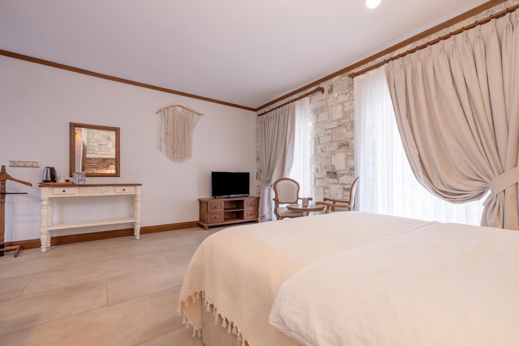 Navalia Hotel Foça Esterno foto